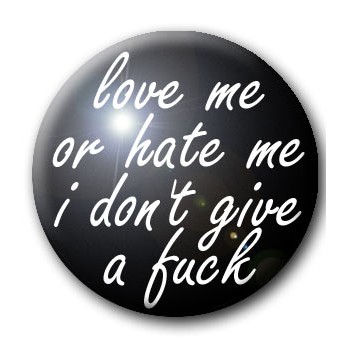 Badge LOVE ME OR HATE ME